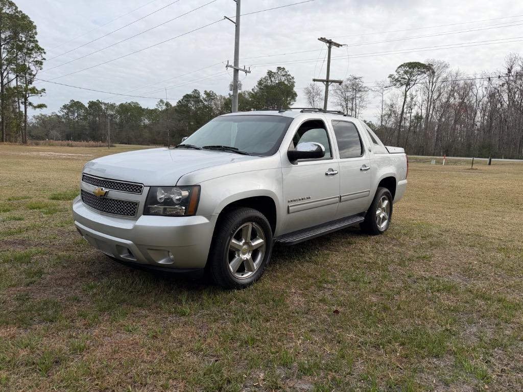 2013 Chevrolet Avalanche 4WD Avalanche LS's photo